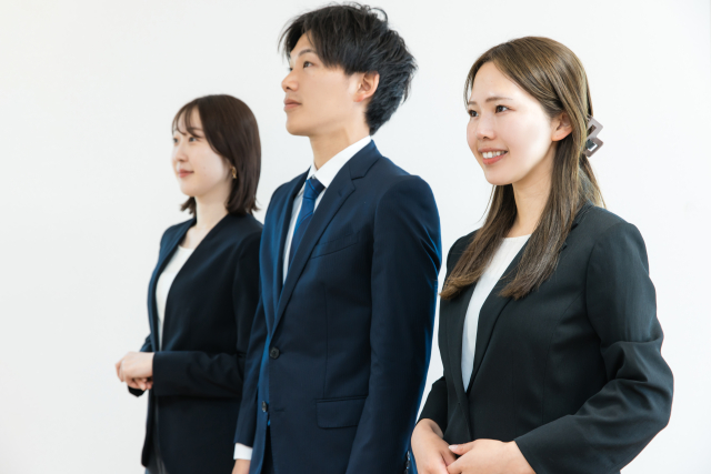 前向きな若い男女ビジネスマン